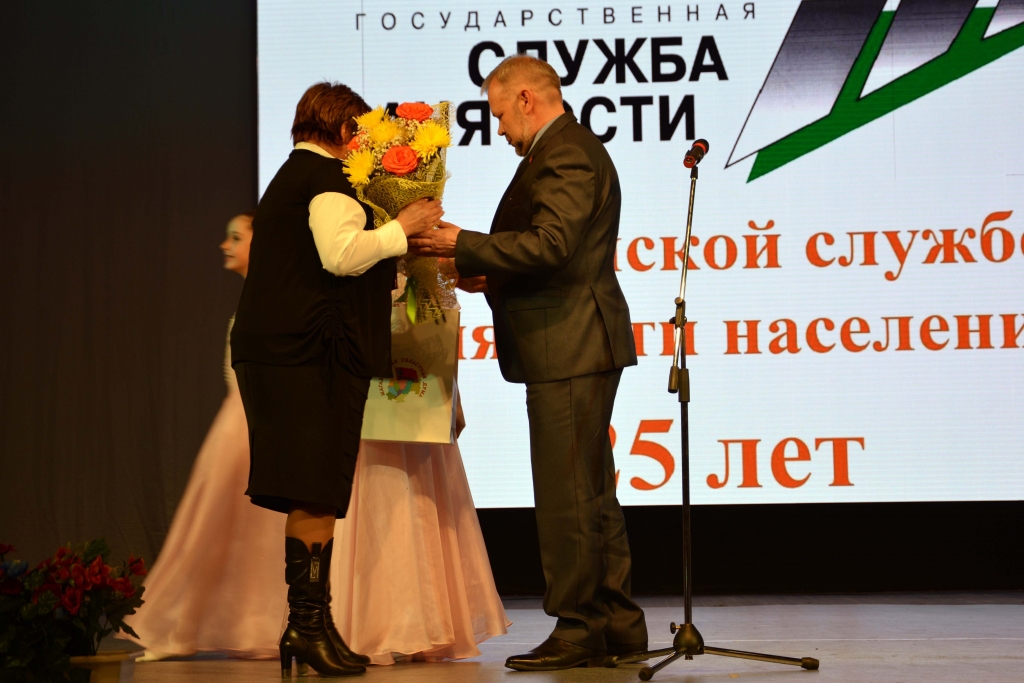 Вице-спикер заксобрания вручил поздравительный адрес и памятный подарок исполняющей обязанности министра труда и социальной политики региона