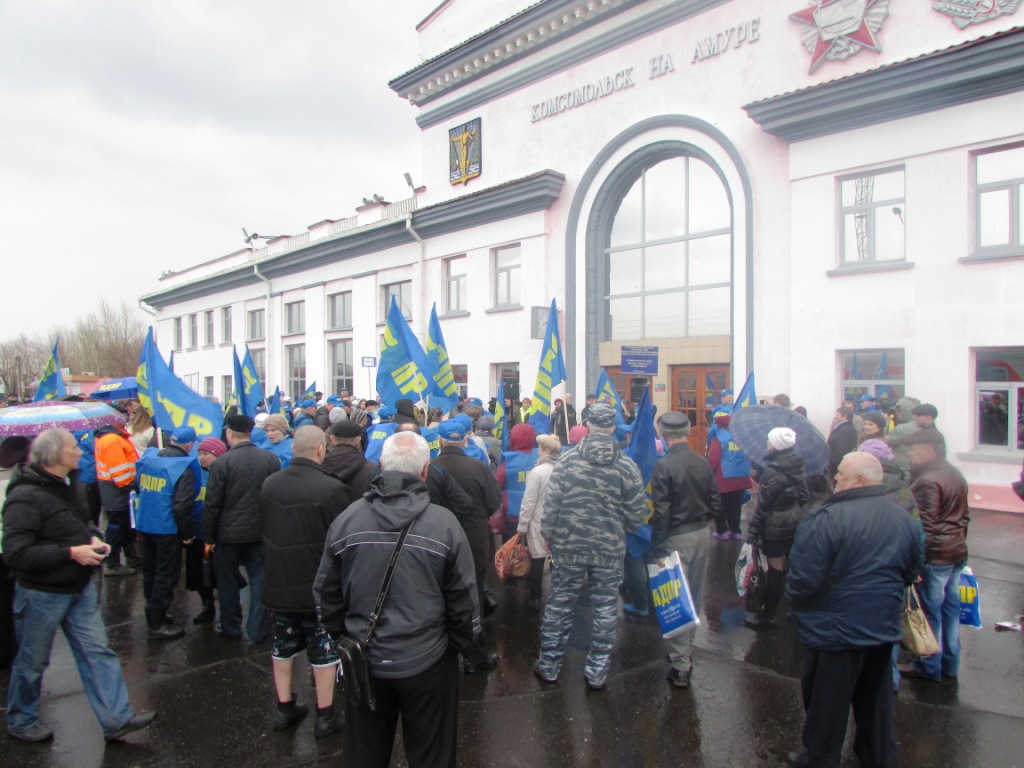 Жители Комсомольска-на-Амуре передали Владимиру Жириновскому около ста обращений