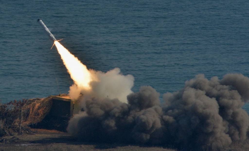 Пуск противокорабельной ракеты комплекса "Бал" по морской цели