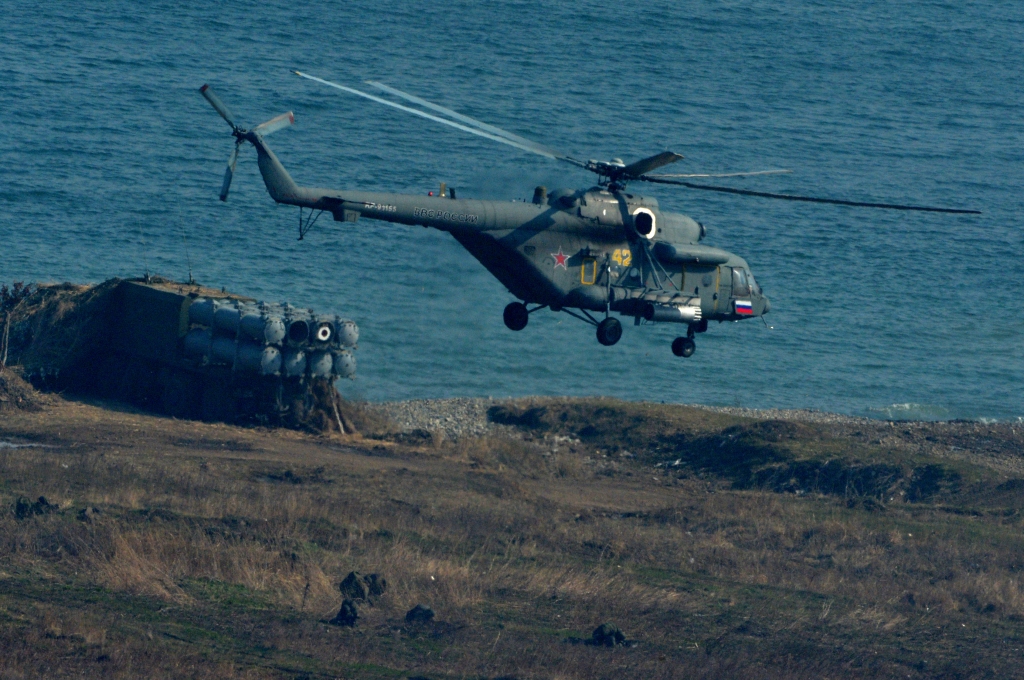 Вертолет Ми-8АМТШ "Терминатор" заходит на посадку для высадки инженерно-саперного подразделения морской пехоты