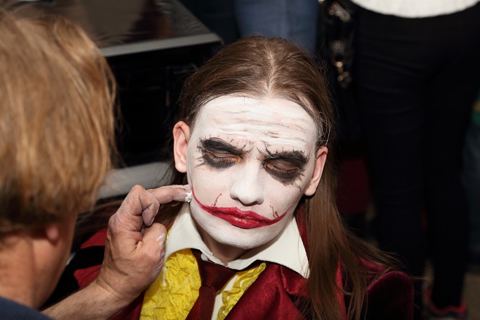 Актер Олег Петелин создает образ Джокера