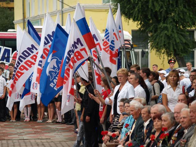 Члены МГЕР поздравляли ветеранов и дарили им подарки МГЕР