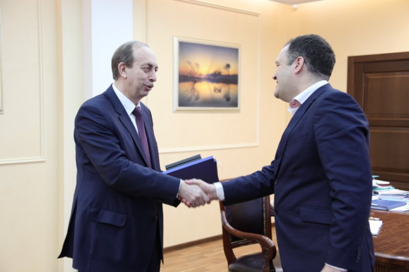 Губернатор ЕАО Александр Левинталь вступил в профсоюз работников госучреждений Департамент пресс-службы губернатора и правительства ЕАО