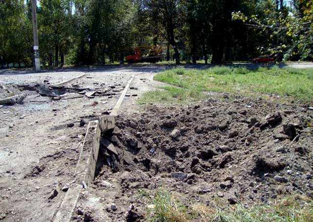 На улицах засыпанные воронки от снарядов