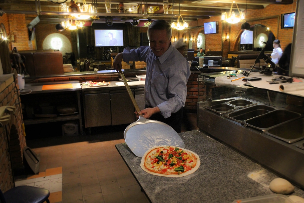 Погружаем пиццу в духовку или в печь