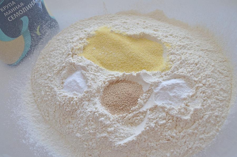 Узорные сдобные пирожки с яйцом и зеленью