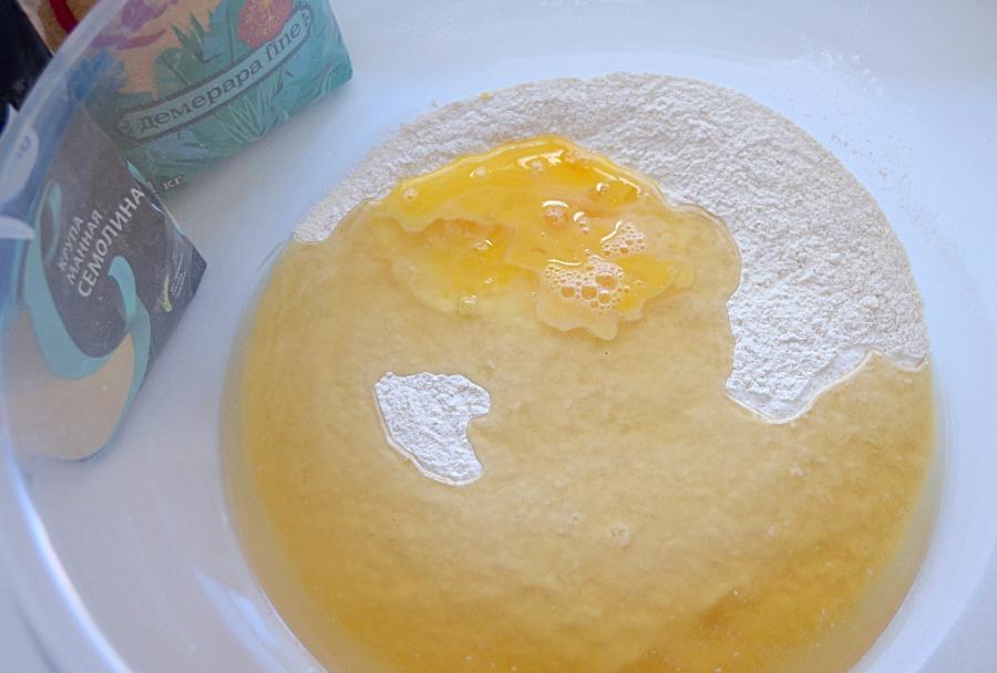 Узорные сдобные пирожки с яйцом и зеленью