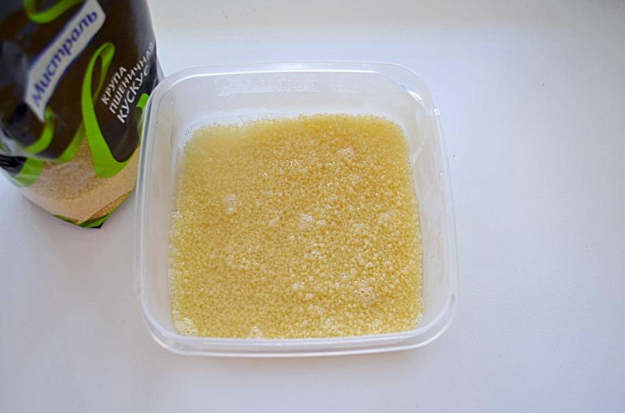 Узорные сдобные пирожки с яйцом и зеленью