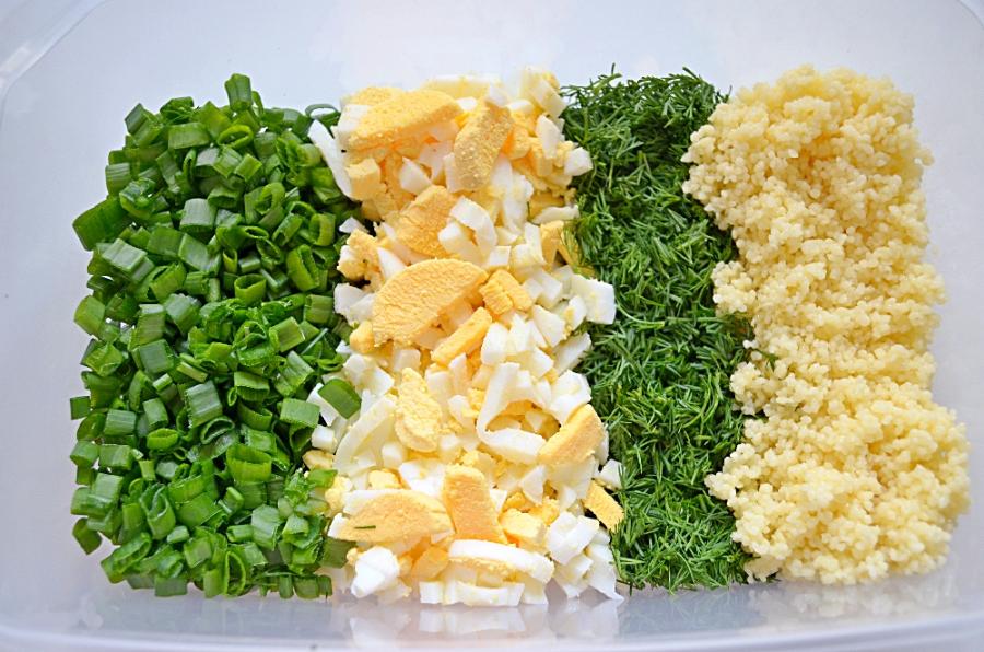 Узорные сдобные пирожки с яйцом и зеленью