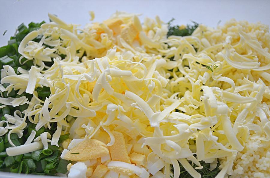 Узорные сдобные пирожки с яйцом и зеленью