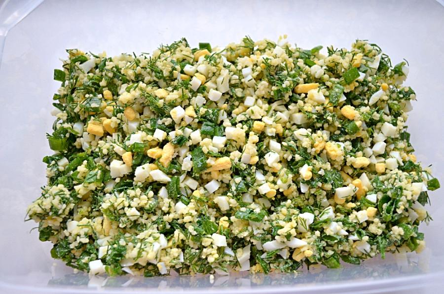 Узорные сдобные пирожки с яйцом и зеленью