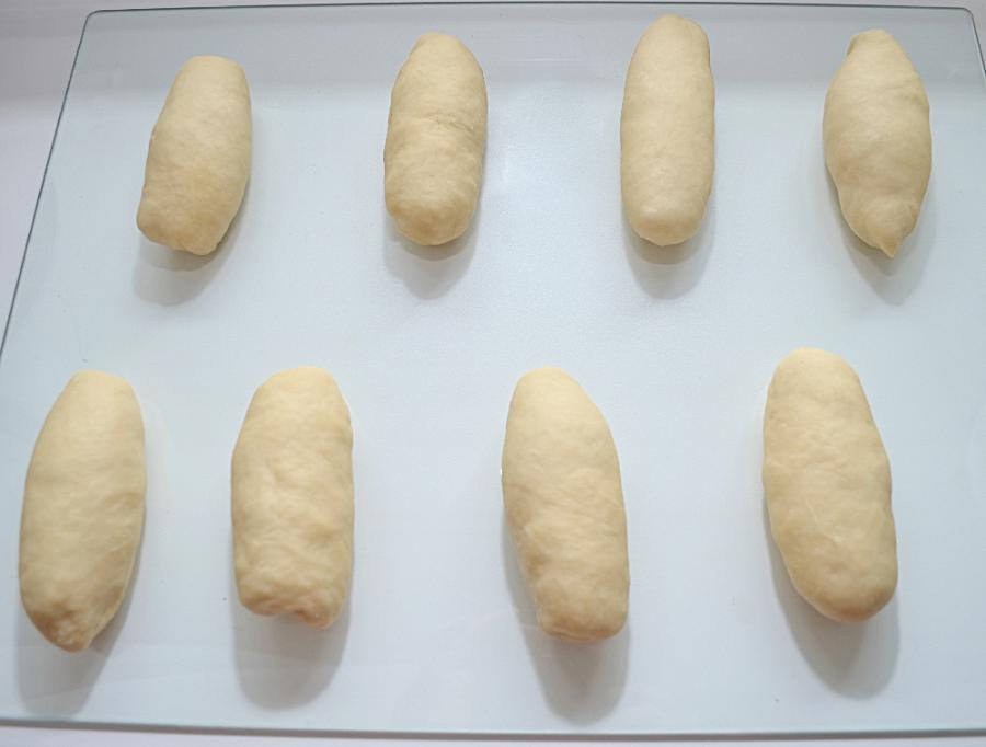 Узорные сдобные пирожки с яйцом и зеленью