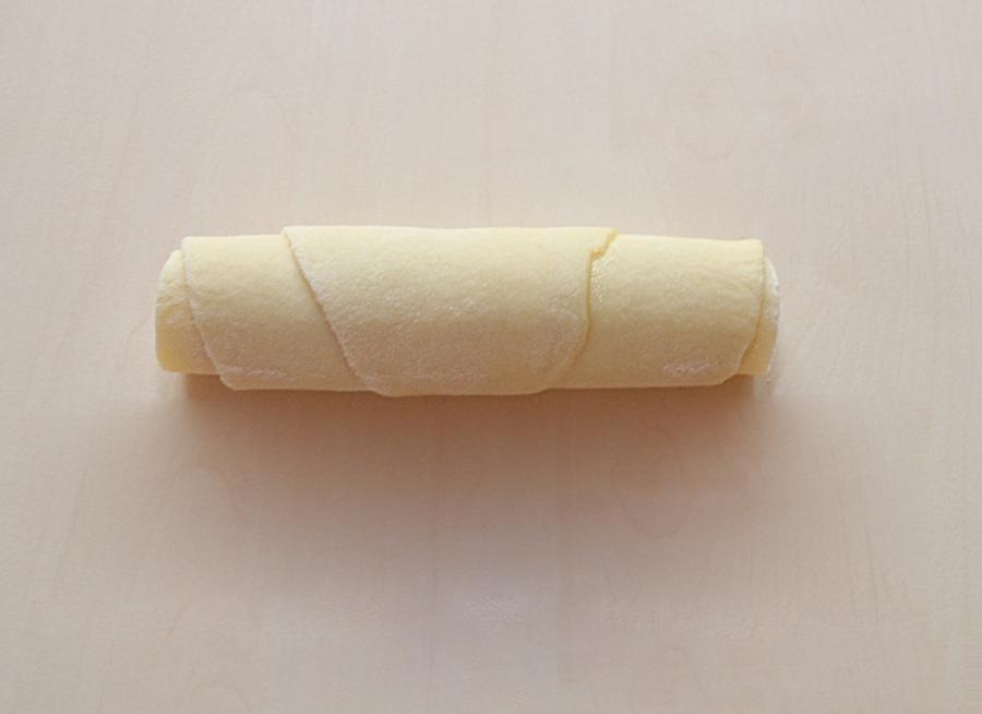 Узорные сдобные пирожки с яйцом и зеленью