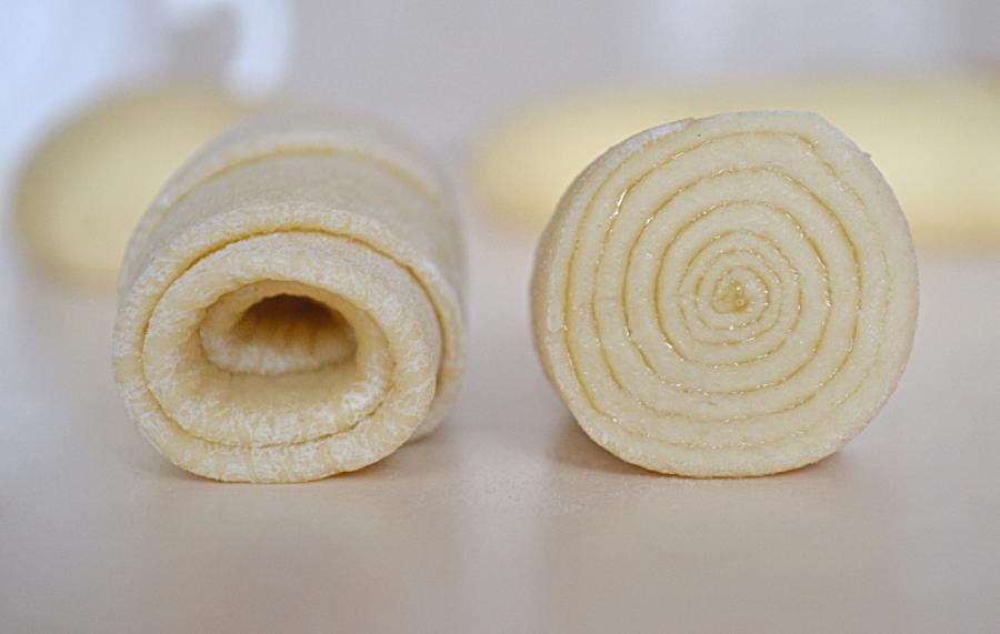 Узорные сдобные пирожки с яйцом и зеленью