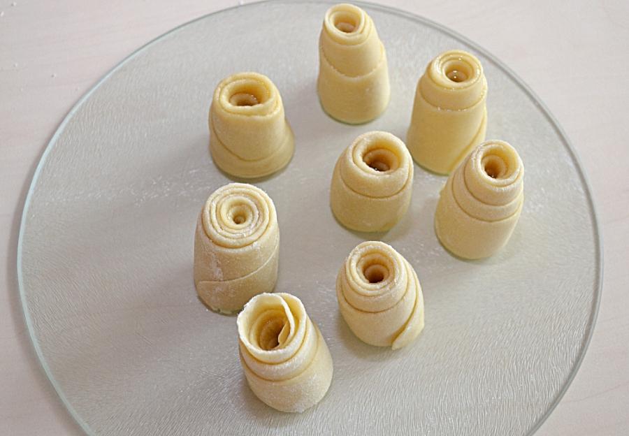 Узорные сдобные пирожки с яйцом и зеленью