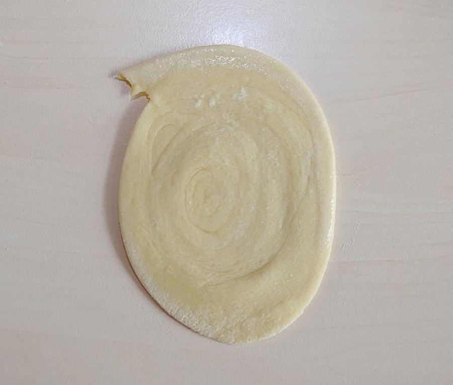 Узорные сдобные пирожки с яйцом и зеленью