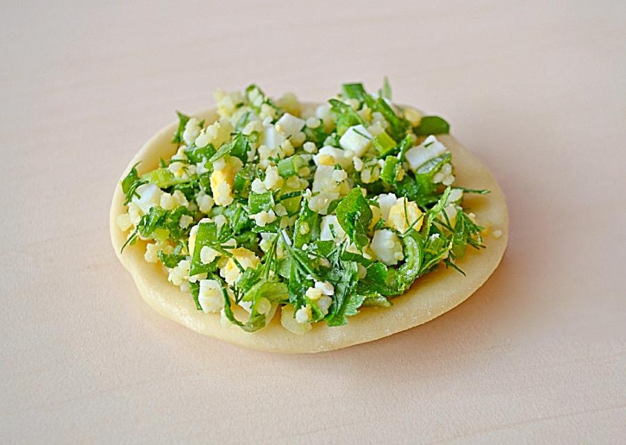 Узорные сдобные пирожки с яйцом и зеленью