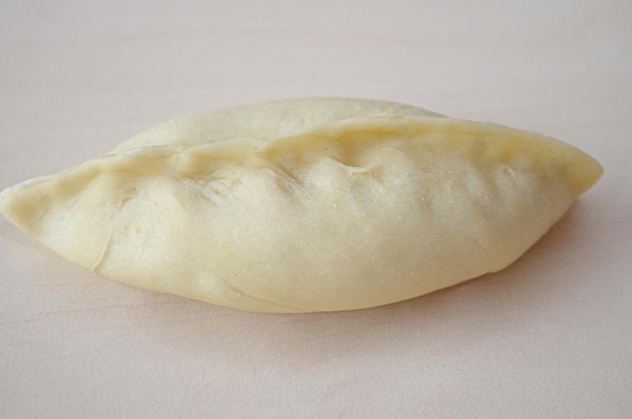 Узорные сдобные пирожки с яйцом и зеленью