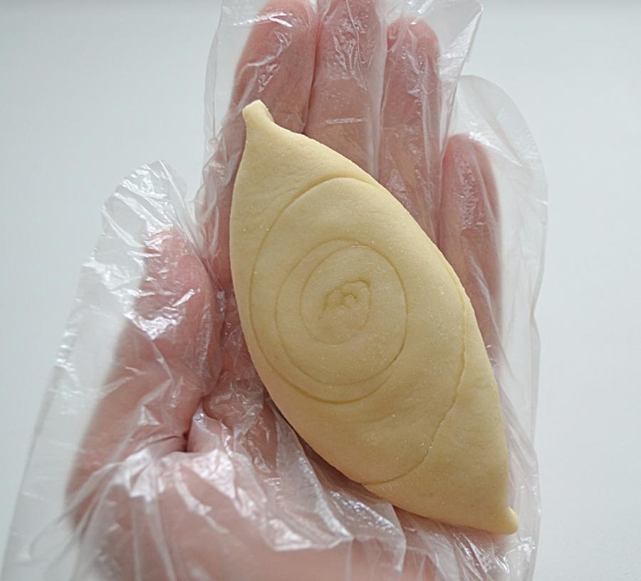 Узорные сдобные пирожки с яйцом и зеленью