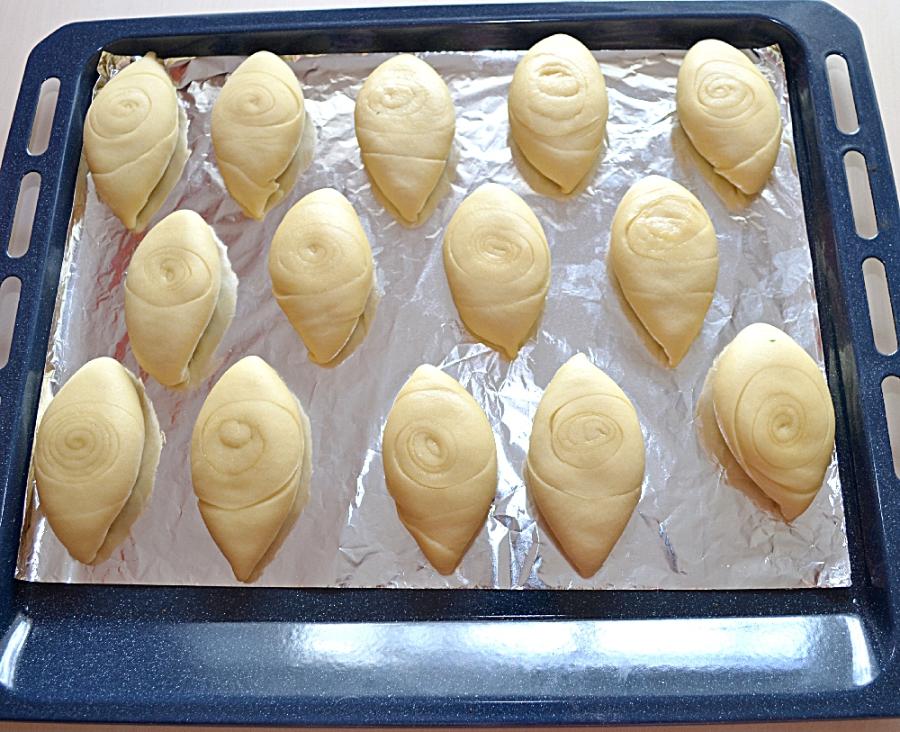 Узорные сдобные пирожки с яйцом и зеленью