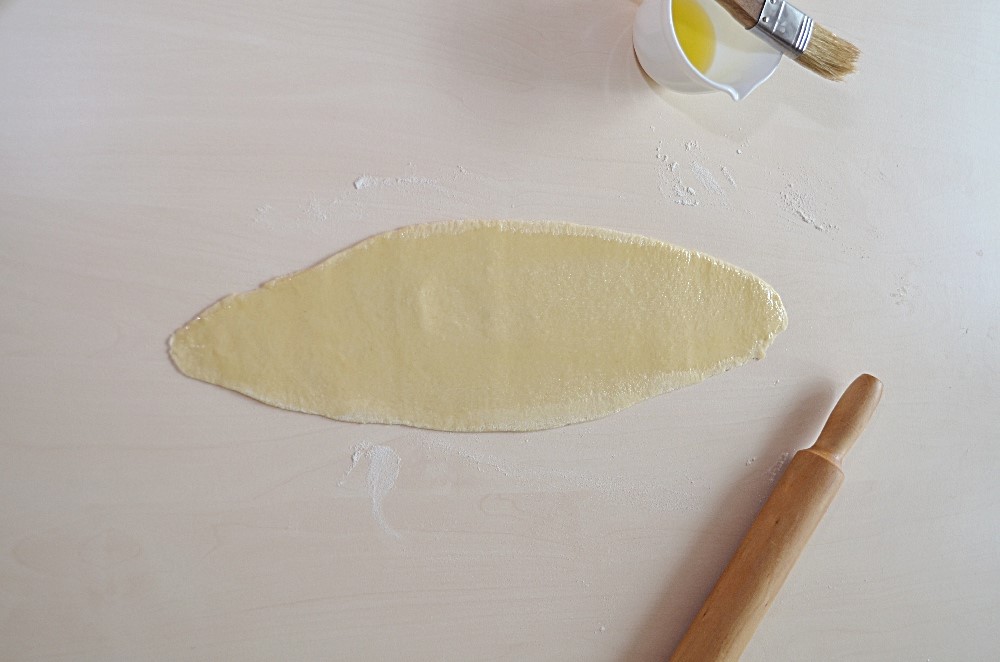 Узорные сдобные пирожки с яйцом и зеленью