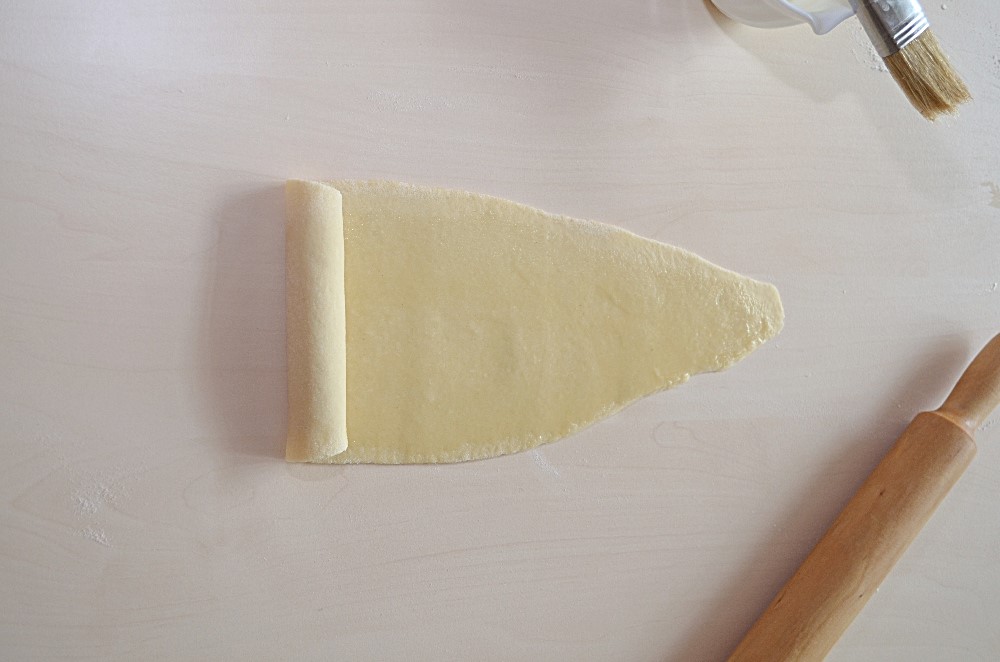 Узорные сдобные пирожки с яйцом и зеленью