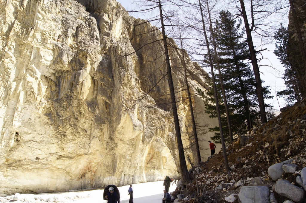 На дне горы. Каньон в Бурятии. Белые скалы на Иркуте. Иркут скалы фото. Ворота очищения Мунку.