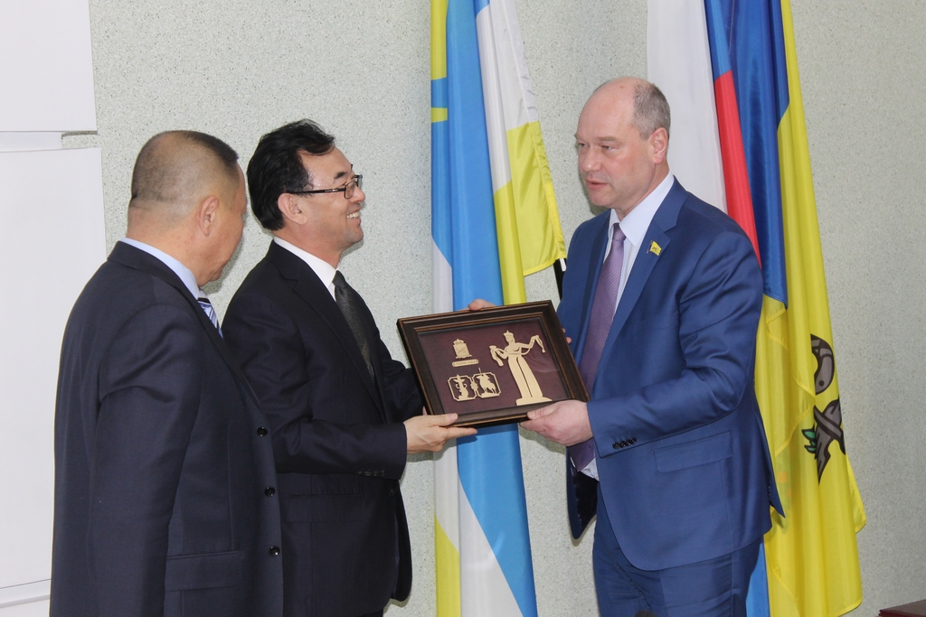 Александру Голкову китайская делегация вручает памятные сувениры Василий Тараруев