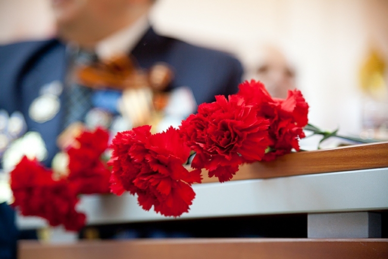 Ветеранам в &quotТрамвае Победы&quot будут вручать цветы Полищук Евгения, SakhalinMedia