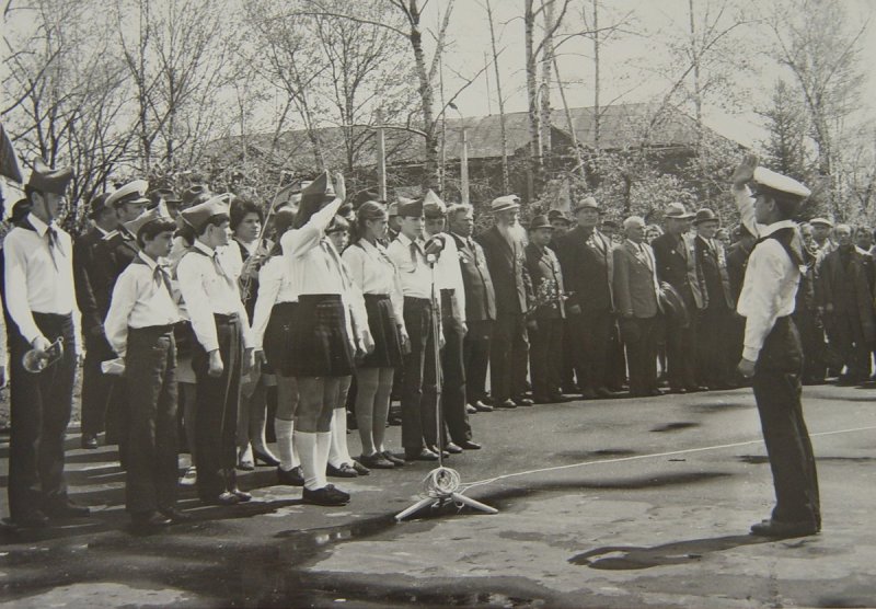 Пионеры приветствуют участников Великой Отечественной войны 1941-1945 годов в сквере Побе