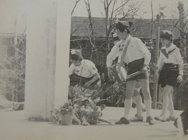 Октябрята школы № 1 возлагают цветы к обелиску в сквере Победы в Биробиджане, 1977 год