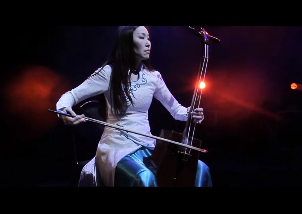 Фрагмент видеозаписи кавер-версии в исполнении артистов театра &quotБайкал&quot Скриншот ИА UlanMedia