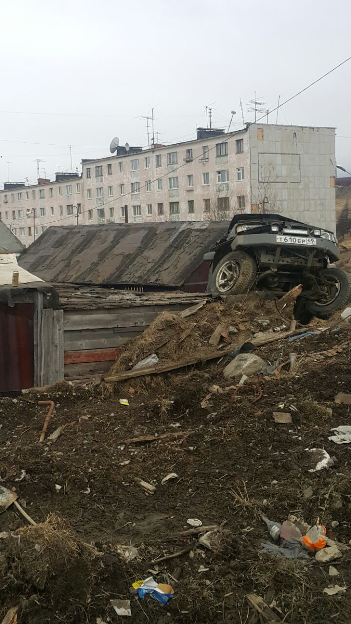 Водитель иномарки Suzuki Escudo не справился с управлением и наехал на стойку дорожного знака