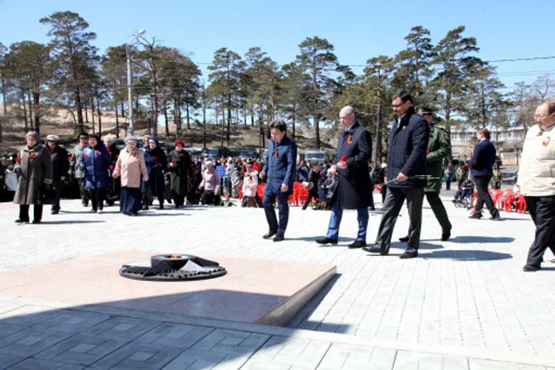 Возложение цветов к мемориалу Управление по информационной политике Улан-Удэ