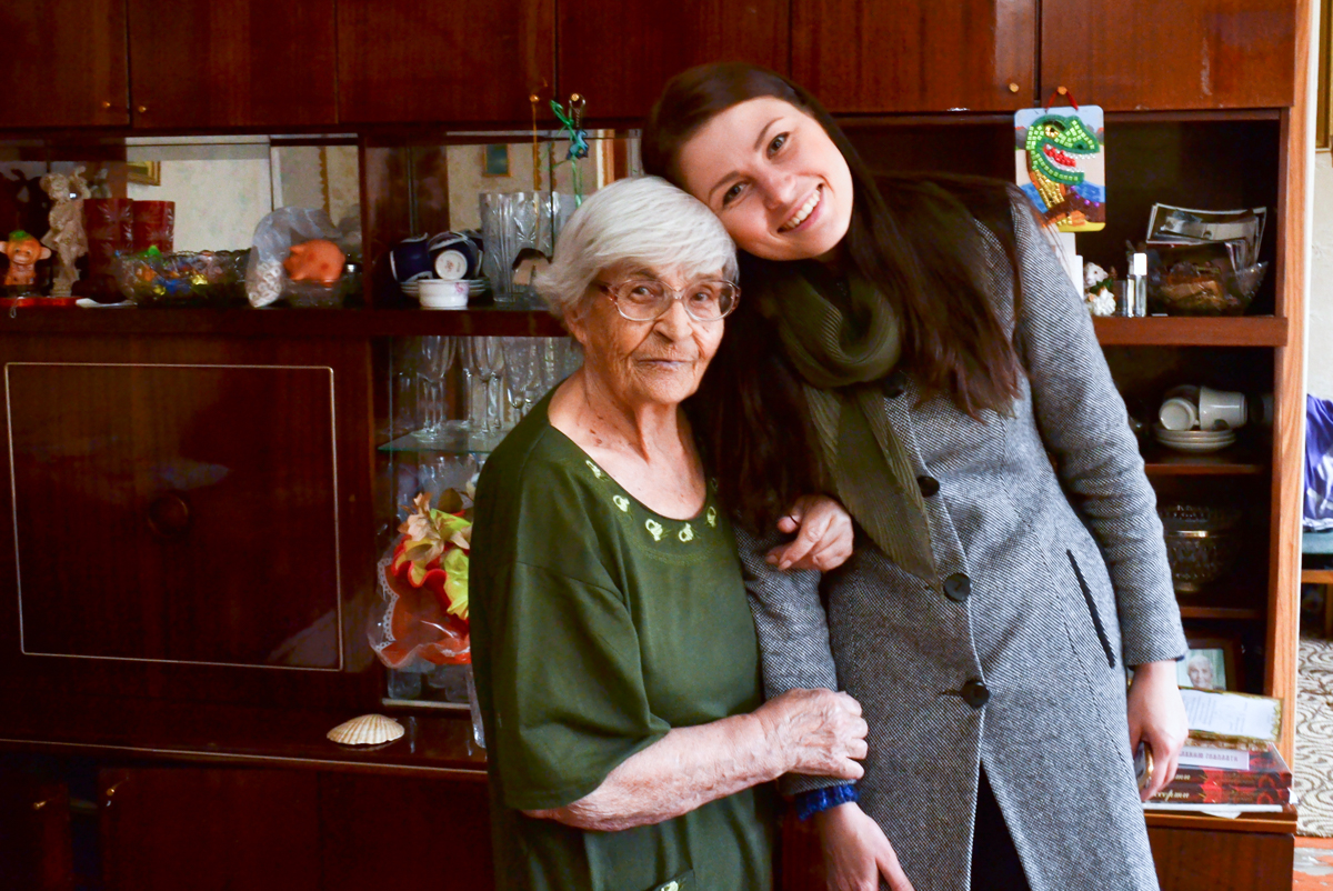 Волонтеры и активисты молодежных организаций в течение всего года стараются окружать ветеранов теплом и заботой Эдуард Асташенков