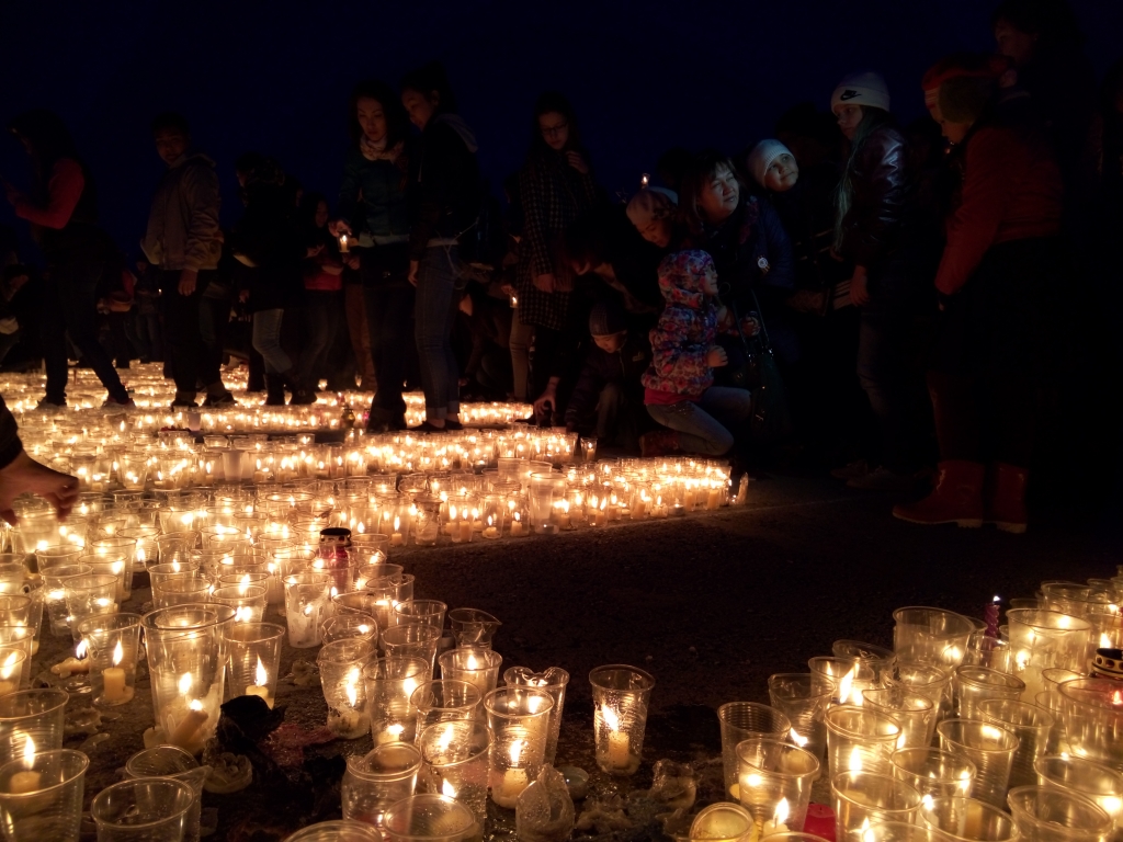 Около 16 тысяч якутян выложили из свечей слово "Помним"