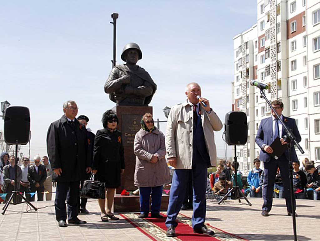 Вадим Бредний открывает праздничный митинг Управление по информационной политике администрации Улан-Удэ