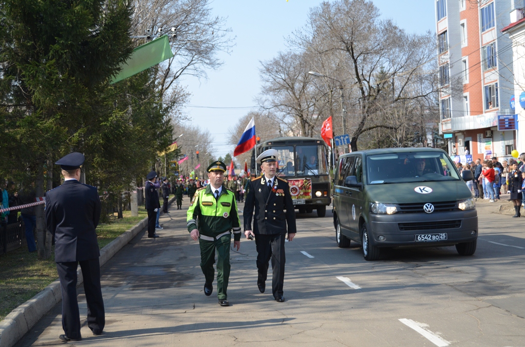 Немецкое авто непатриотично "подгоняло" участников Парада Победы в Биробиджане