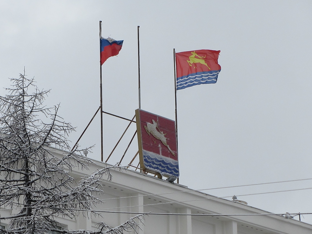 Флаги на здании мэрии Магадана ИА MagadanMedia