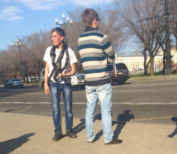 Молодой человек разгуливает по Хабаровску с огромной змеей на плечах Александр Чегодаев