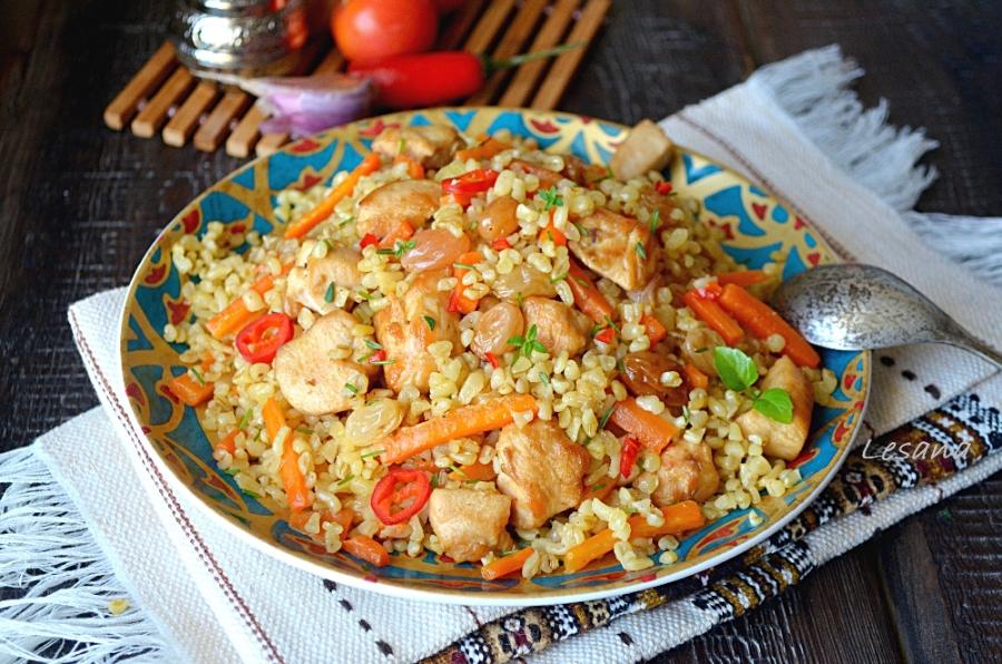 Пилав с курицей, булгуром и изюмом Лесана