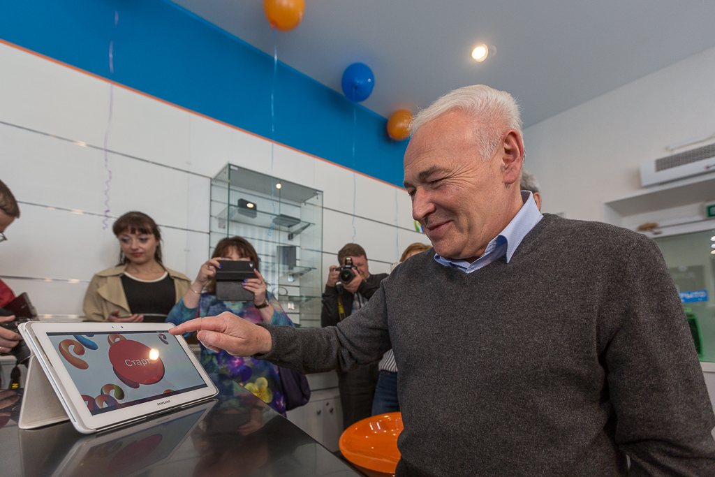 Владимир Печеный дал старт быстрому интернету в Магадане