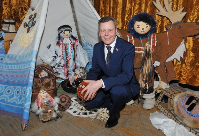 Сергей Абрамов передал в школьный музей поселка Ягодное Книгу памяти жертв репрессий Пресс-служба Магаданской областной Думы