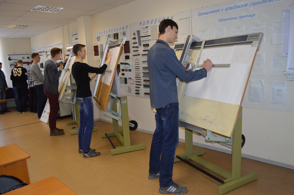 Студенты работают за кульманами