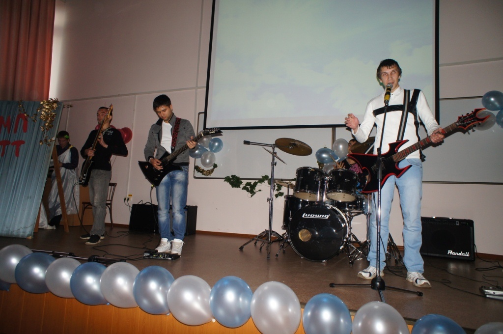 Факультетская рок-группа на посвящении в студенты