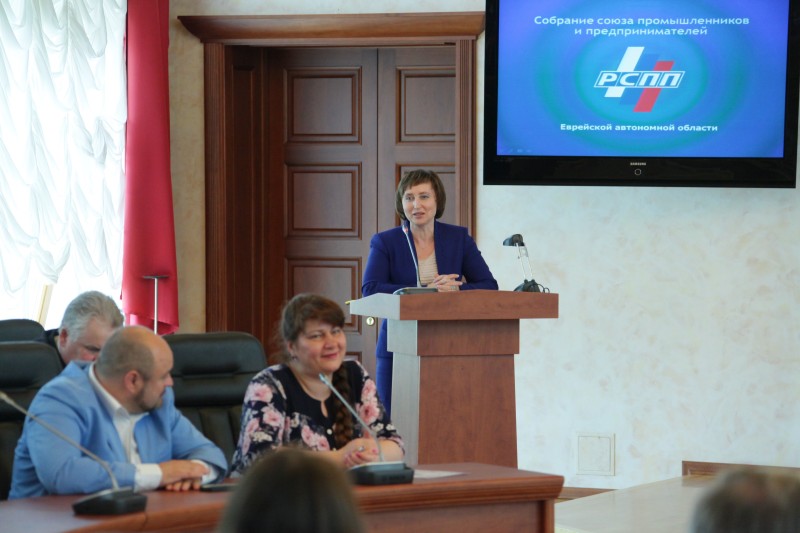 Елена Самойленко вручила награды Законодательного Собрания