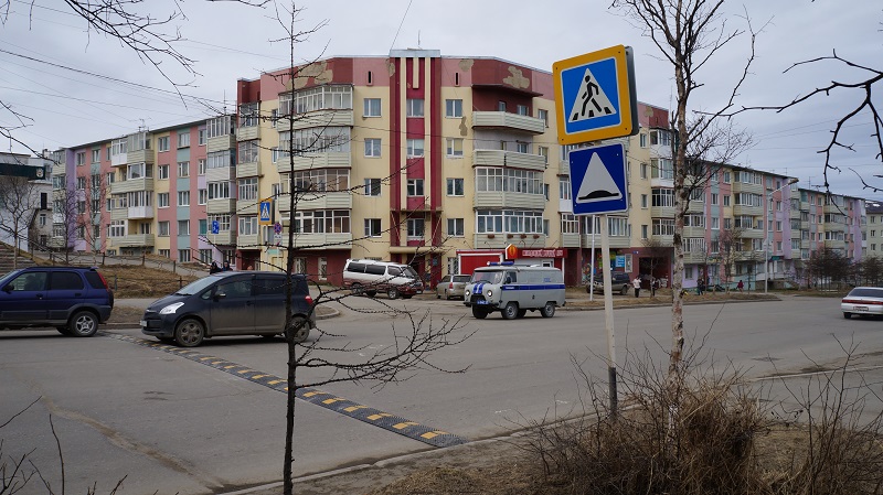 &quotЛежачий полицейский&quot на улице Якутской ИА MagadanMedia