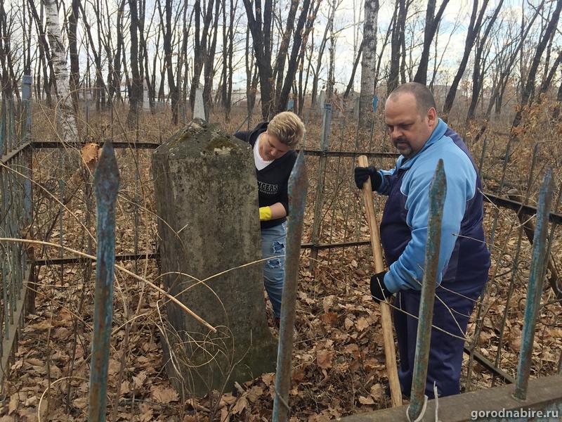 &quotНашествие&quot журналистов пошло на пользу заброшенному еврейскому кладбищу в Биробиджане портал &quotГород на Бире&quot