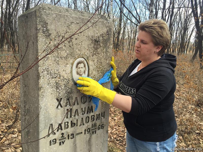 "Нашествие" журналистов пошло на пользу заброшенному еврейскому кладбищу в Биробиджане