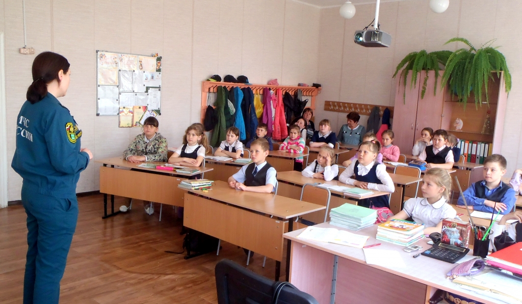 Инспекторы ГИМС ЕАО загрузили школьников жизненно важными знаниями